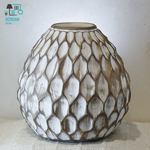 گلدان سفالی دستساز هندسی با فرم نامتقارن و بافت طبیعی